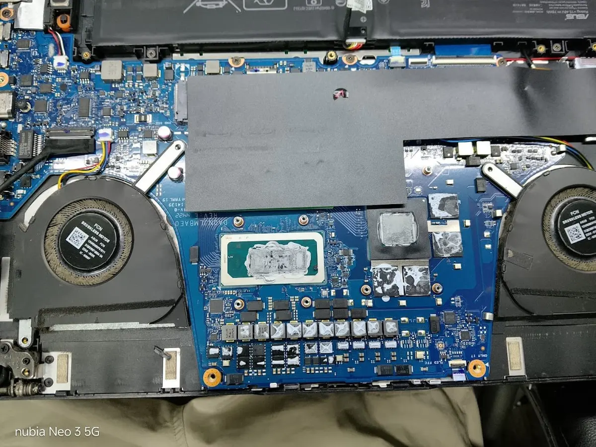 Interior de un Asus TUF con polvo y pasta térmica vieja antes del mantenimiento gamer en Cali