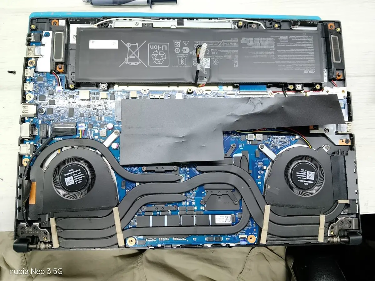 Sistema de refrigeración del Asus TUF limpio y rearmado después del mantenimiento gamer en Cali