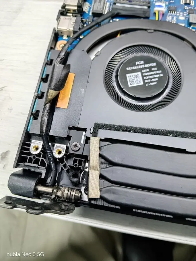 Ventilador y disipador del Asus TUF limpios después del mantenimiento gamer en Cali