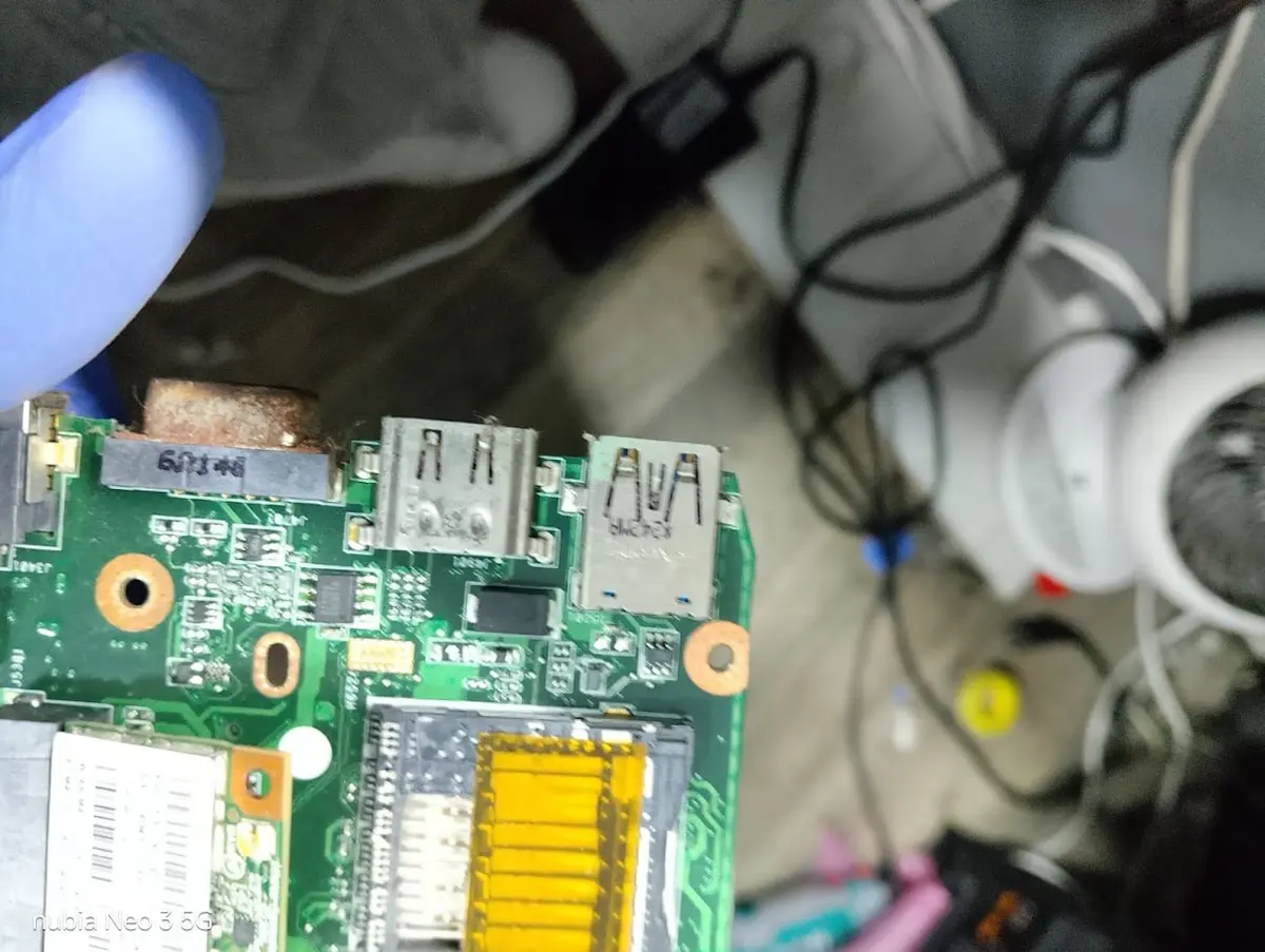 Componente de la board corroído por líquido, reparación electrónica en Cali