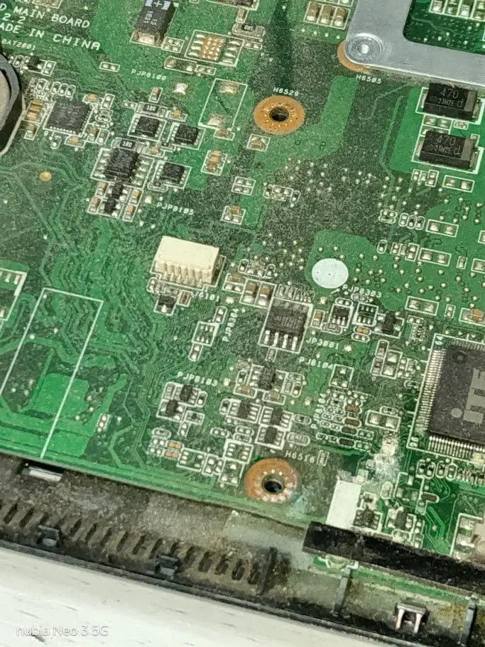 Placa de portátil con residuo y corrosión por líquido derramado