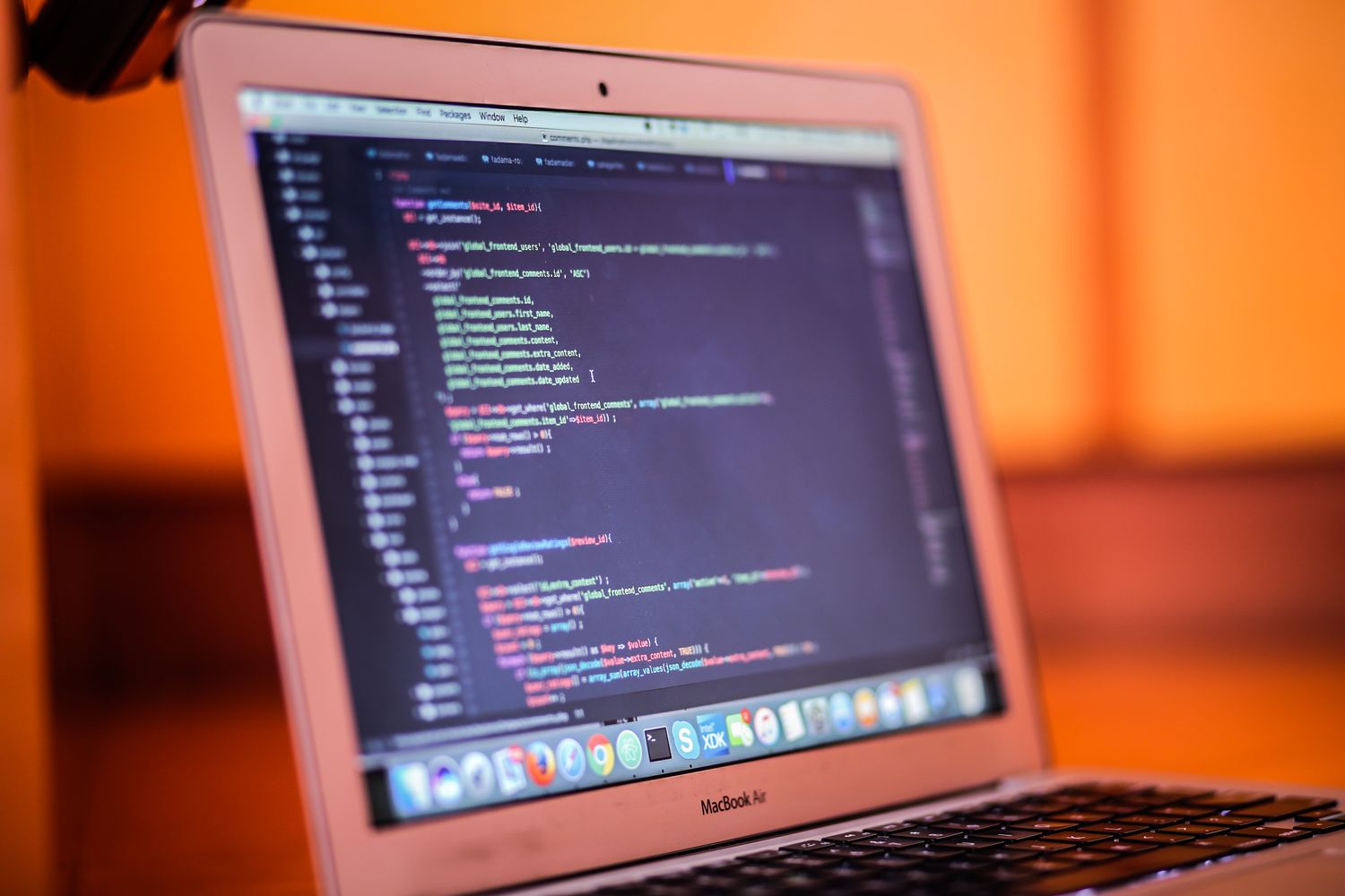MacBook encendido mostrando código en pantalla, ejemplo de equipo Mac en uso tras actualizar macOS