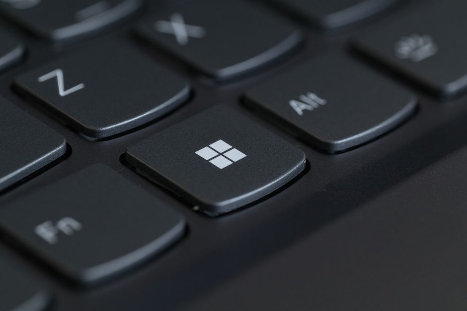 Tecla de Windows en primer plano en el teclado de un portátil, ilustrando un reinicio inesperado por actualización