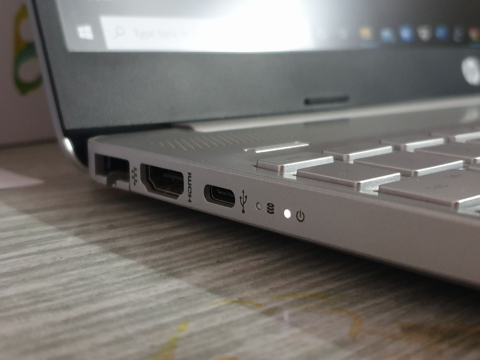 Puertos USB y HDMI de un portátil vistos de cerca, en el sur de Cali