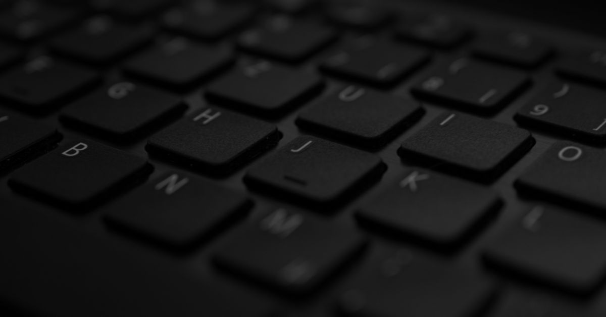 Teclado de portátil en primer plano, ilustrando un problema de sonido en computador