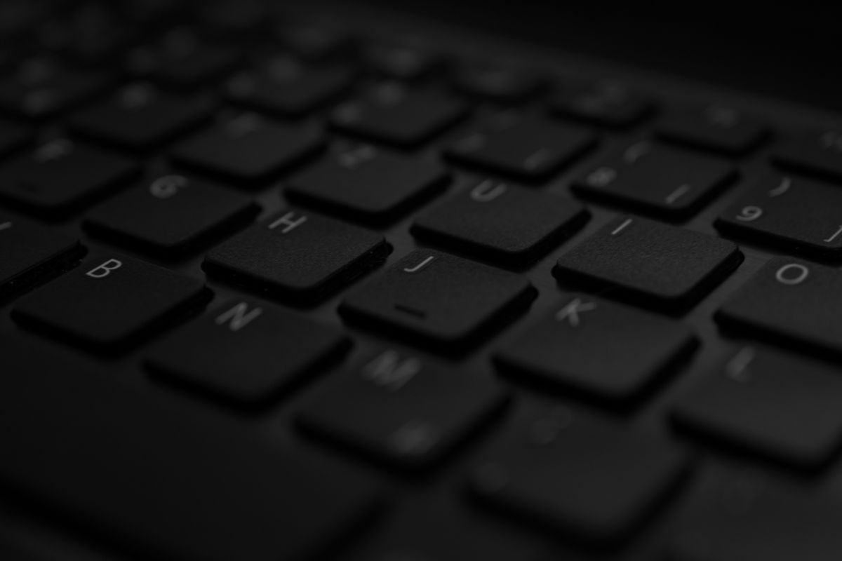 Primer plano de teclado de portátil, ilustrando un problema de letras equivocadas o duplicadas al escribir