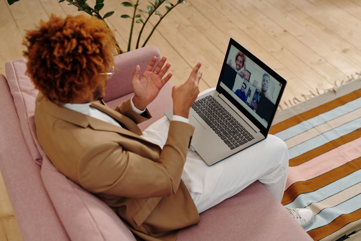Persona en videollamada con un portátil, ilustrando un problema con la cámara web
