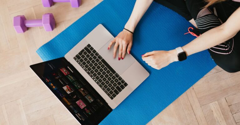 El computador se cierra solo por el peso de la pantalla, ¿por qué pasa?