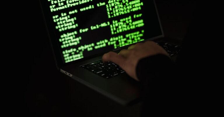¿Tu computador tiene virus o solo está viejo? Qué hacer primero y cuándo llevarlo a un técnico en Cali