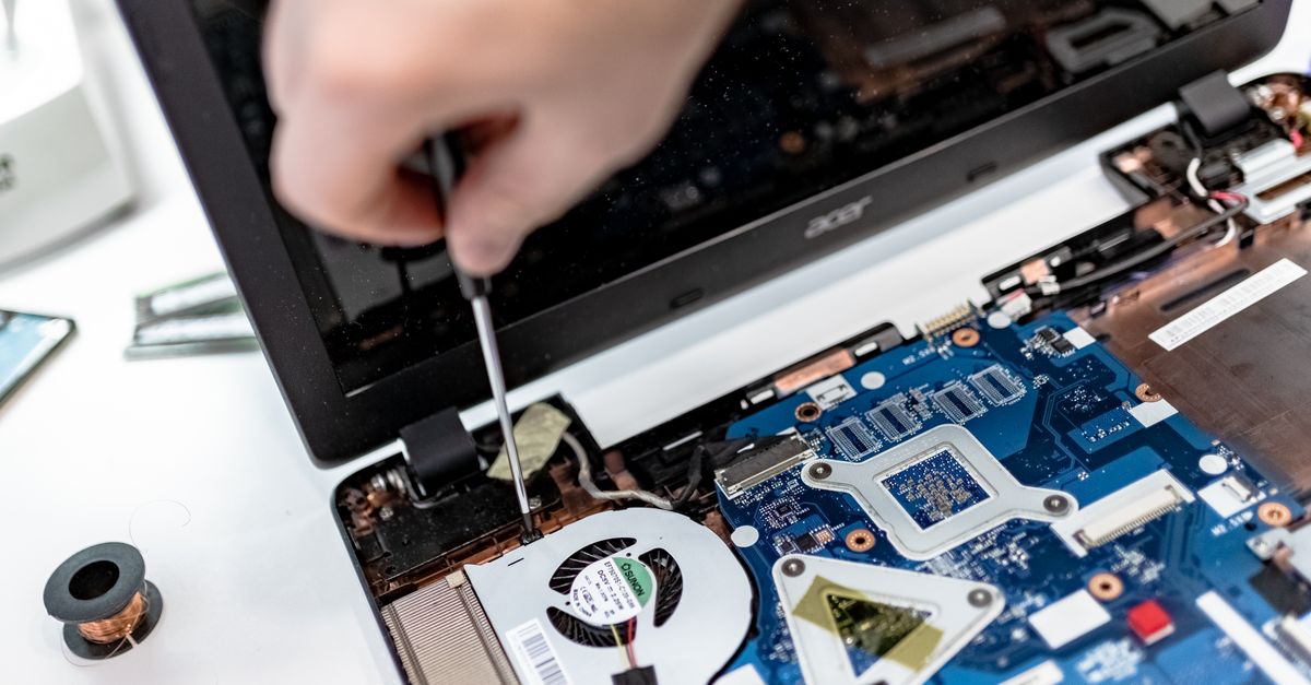 ¿Puedo reparar la bisagra de mi portátil yo mismo? Cuándo sí y cuándo no