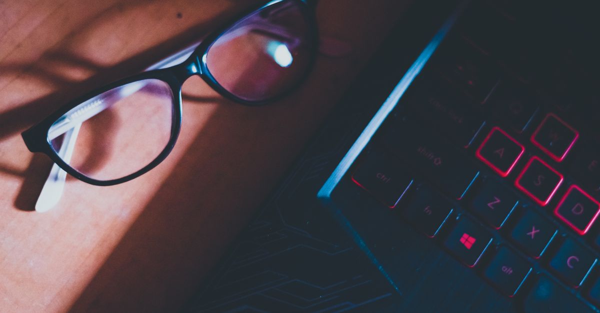 Se me soltó un pedazo de plástico al lado de la pantalla de mi portátil