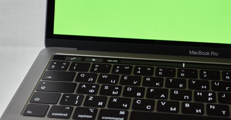 MacBook Pro 2017 pantalla se cae sola o queda floja: ¿es bisagra o flex? Diagnóstico en Cali