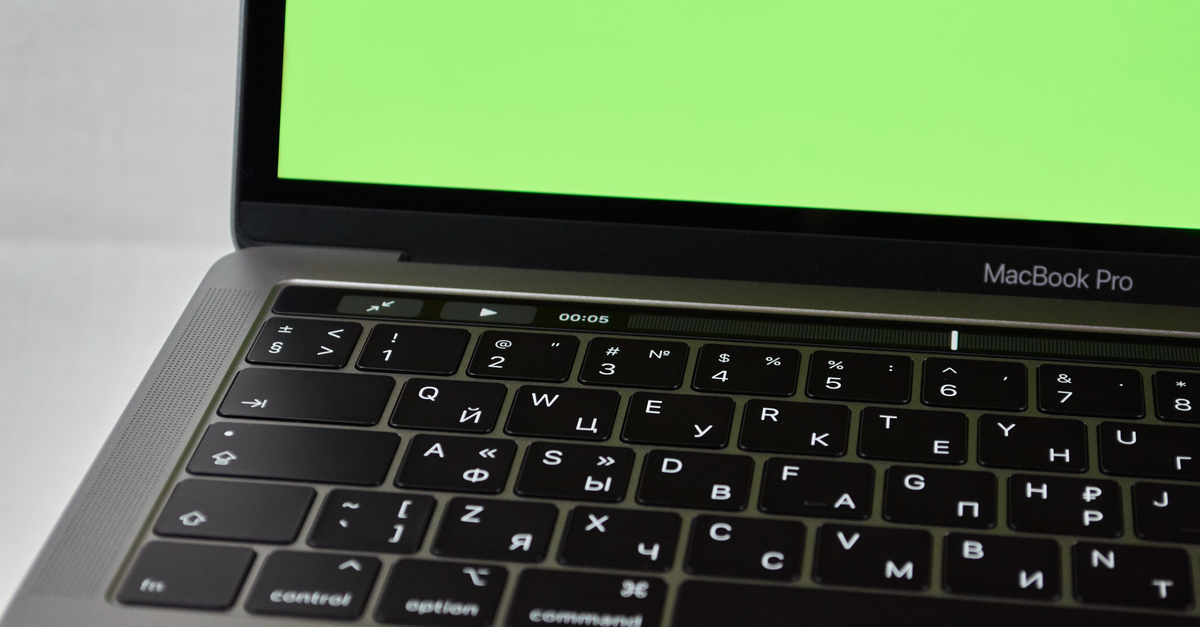 MacBook Pro 2017 pantalla se cae sola o queda floja: ¿es bisagra o flex? Diagnóstico en Cali