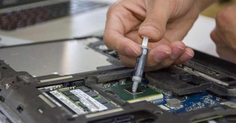 Mantenimiento de computador en Cali: qué incluye de verdad, cuánto cuesta y cuándo lo necesitas